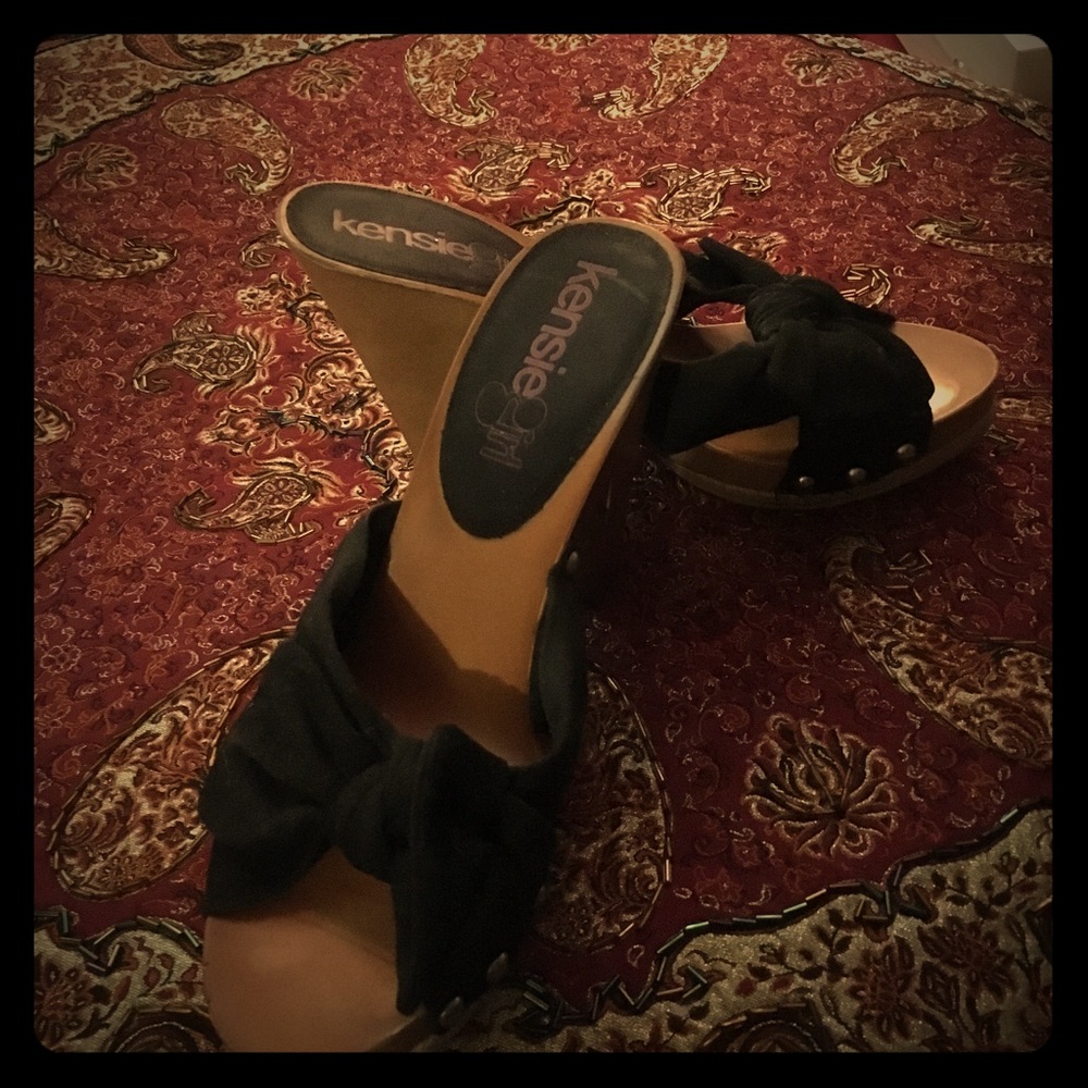 Black sneaker canvas heel